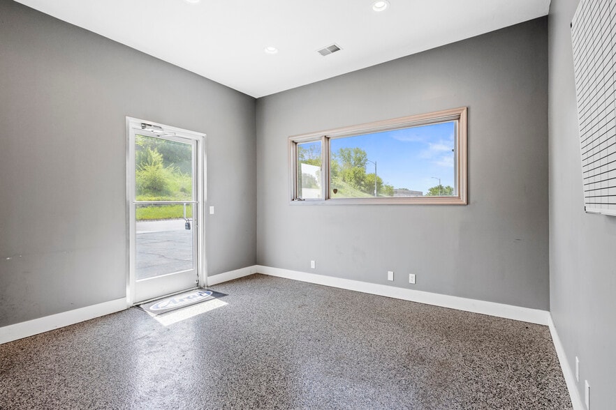 More Photos Of 1110 Applewood Dr, Papillion Warehouse For Sale
