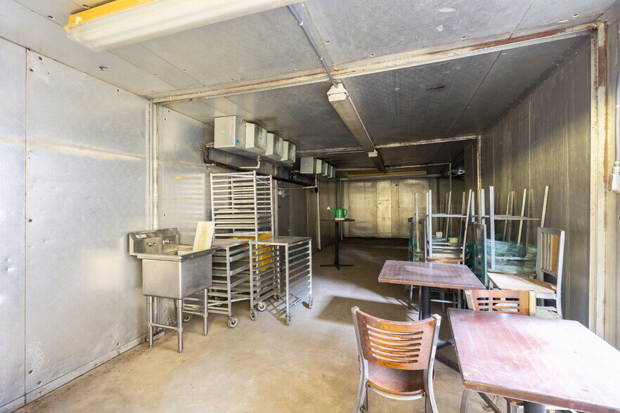 More Photos Of 2930 E Houston St, San Antonio Industrial For Sale