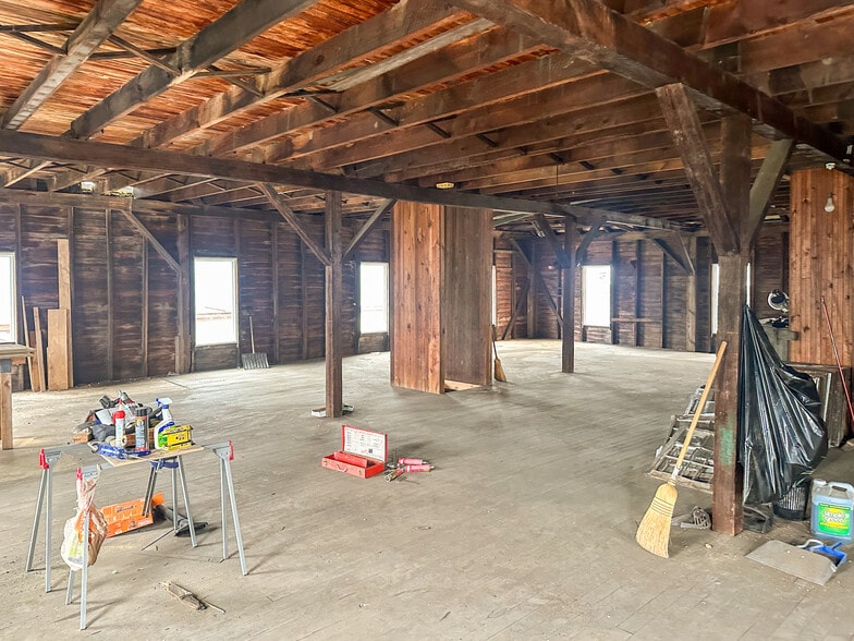 More Photos Of 9 Republic Aly, New Freedom Light Manufacturing For Sale