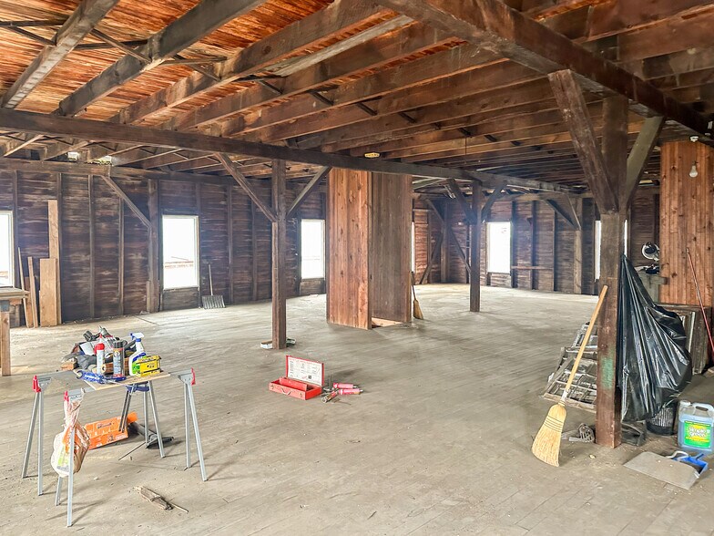 More Photos Of 9 Republic Aly, New Freedom Light Manufacturing For Sale