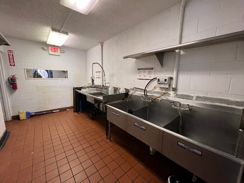 More Photos Of 4905 W Tuscarawas St, Canton Restaurant For Lease