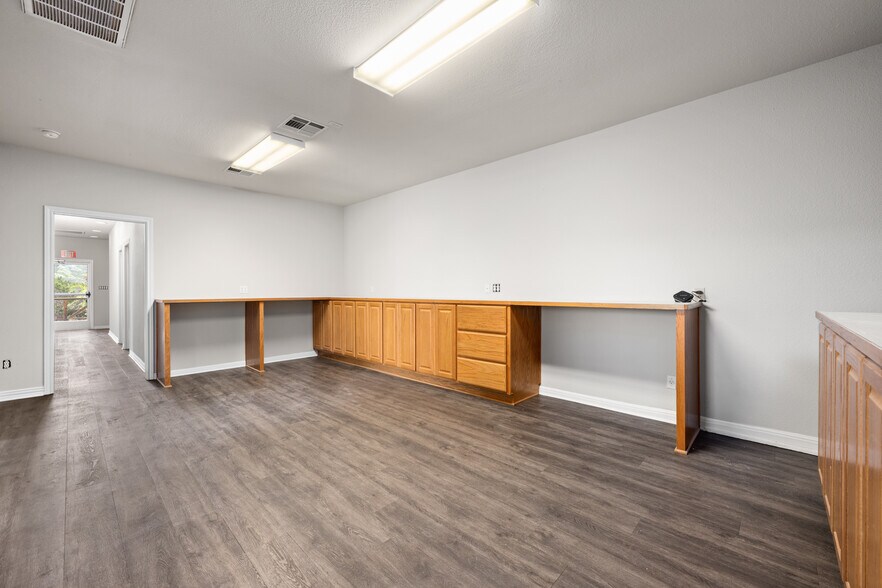 More Photos Of 19019 TX-71, Spicewood Office Residential For Lease