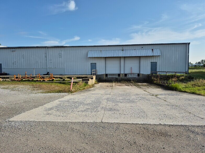 More Photos Of 280 Centre St, Petrolia Manufacturing For Lease