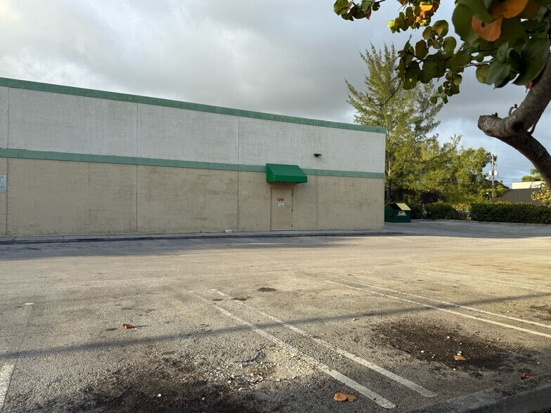 More Photos Of 1255 NW 103rd St, Miami Freestanding For Lease