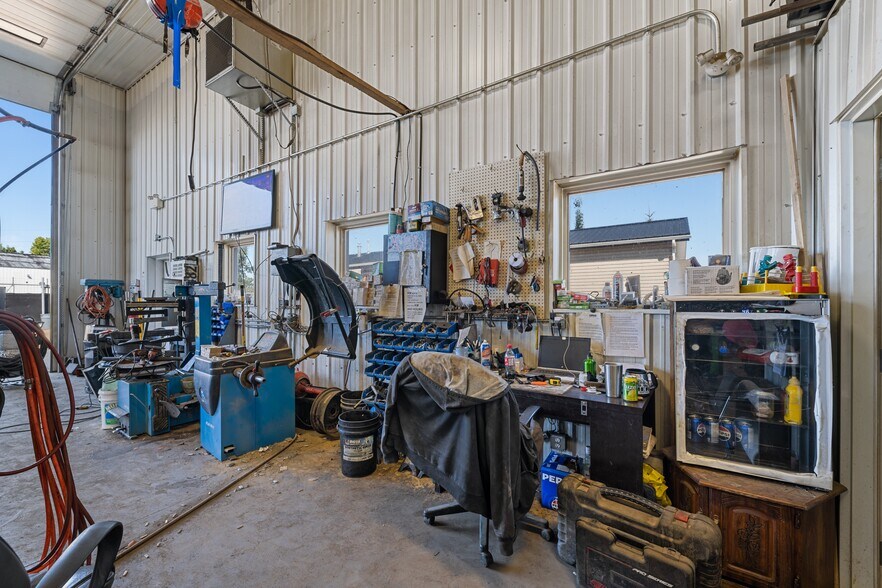 More Photos Of 81 Barstow St, Carseland Auto Repair For Sale