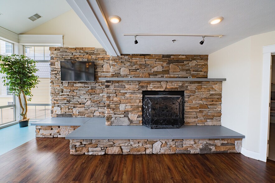 More Photos Of 461 Munson Ave, Traverse City Hotel For Sale