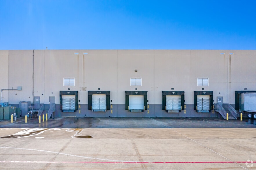 More Photos Of 913 Billy Mitchell Blvd, San Antonio Distribution For Lease