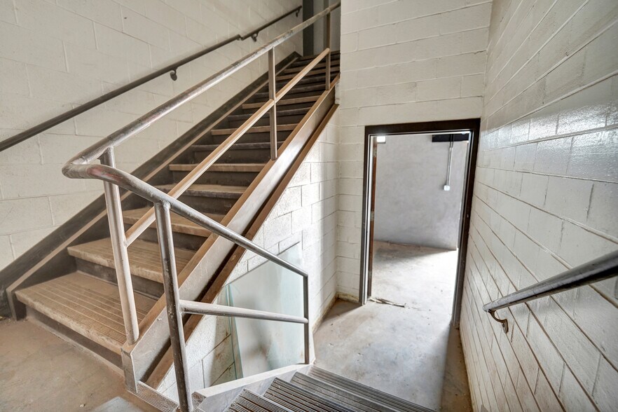 More Photos Of 201 E Illinois Ave, Midland Office For Sale