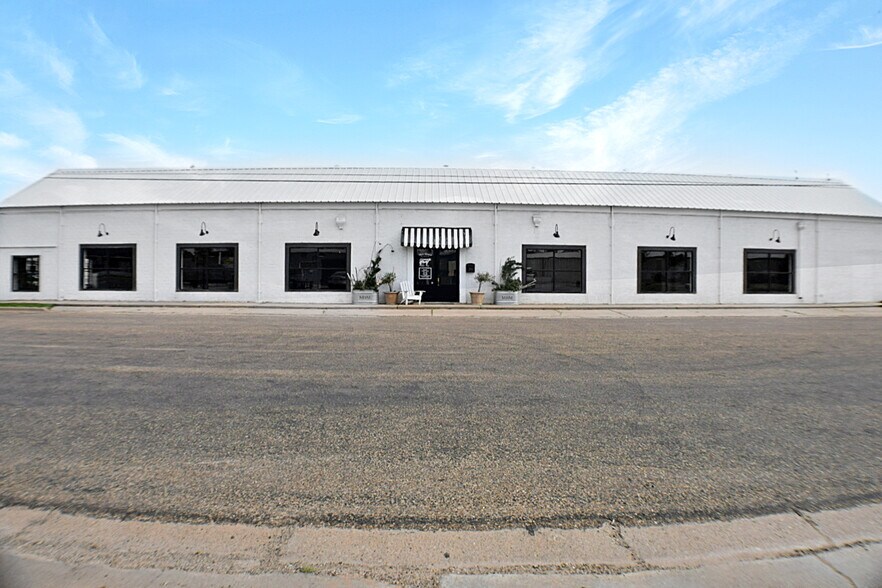 More Photos Of 1002 Main St, Friona Storefront For Sale