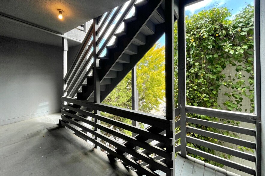 More Photos Of 1000 E 33rd St, Oakland Apartments For Sale