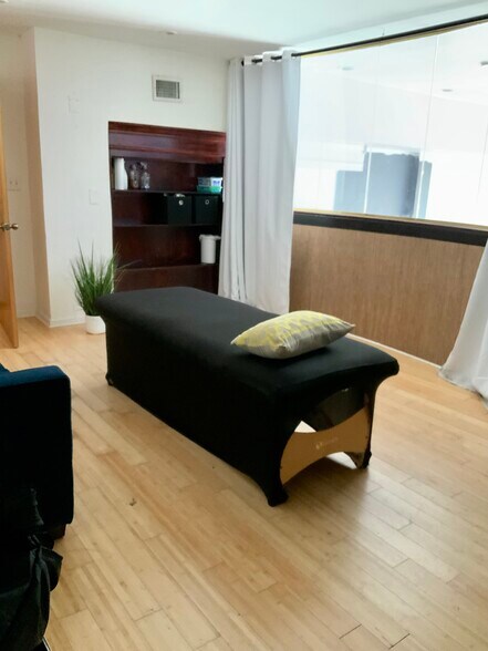 More Photos Of 465 W 41st St, Miami Beach Storefront Retail Residential For Lease