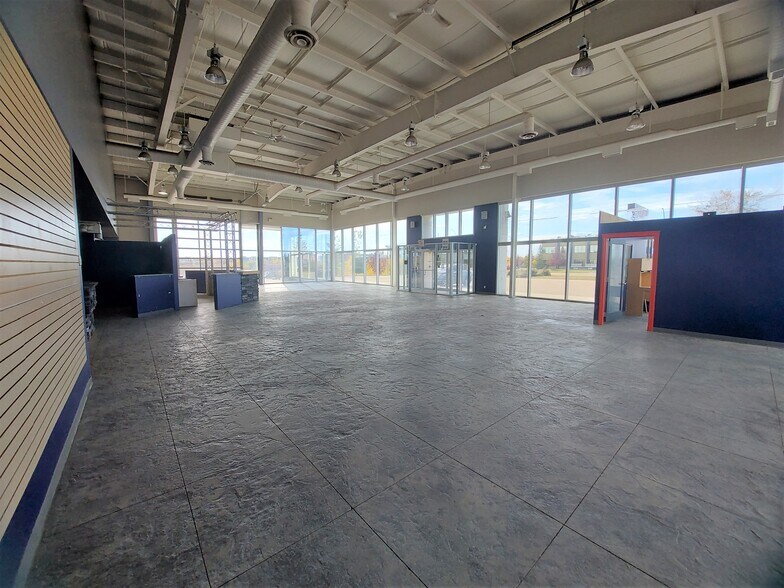 More Photos Of 342 Laura Ave, Red Deer County Auto Repair For Sale