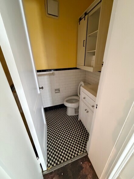 More Photos Of 156 Main St, Warsaw Freestanding For Lease