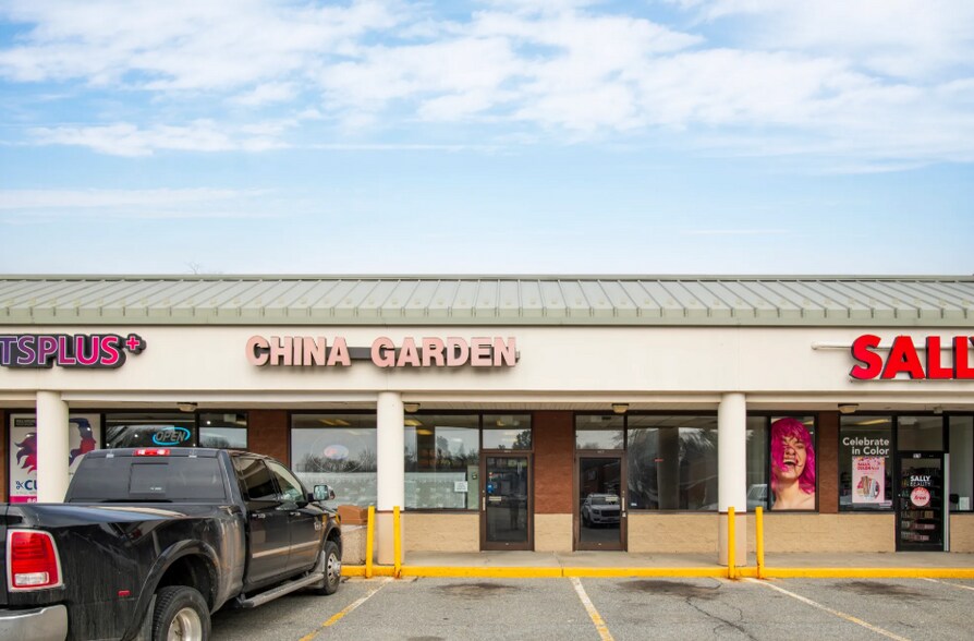 More Photos Of 1050-1078 N Main St, Dayville Freestanding For Lease
