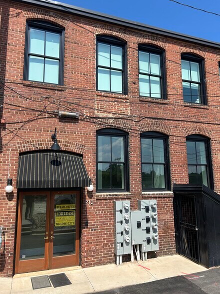 More Photos Of 212 S Center St, Statesville Storefront Retail Office For Lease