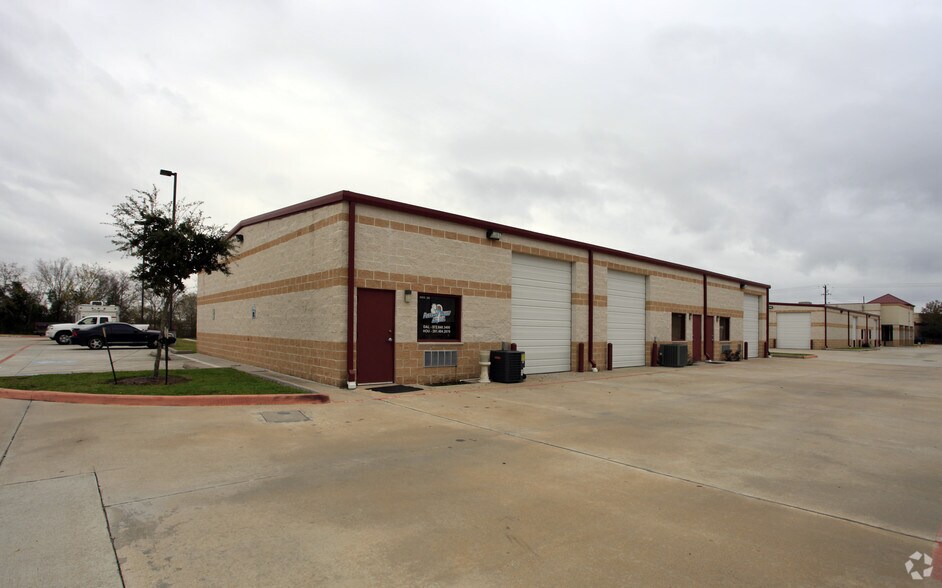 More Photos Of 2911 E Broadway, Pearland Warehouse For Lease