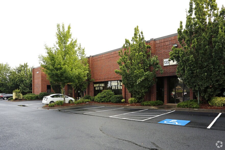 More Photos Of 3939 Royal Dr NW, Kennesaw Distribution For Lease