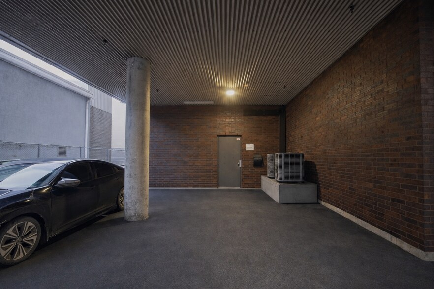 More Photos Of 10007 Boul Pie-IX, Montréal Office For Sale