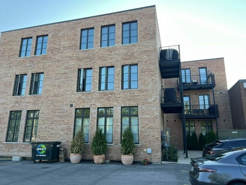 More Photos Of 1401 N Western Ave, Lake Forest Apartments For Sale