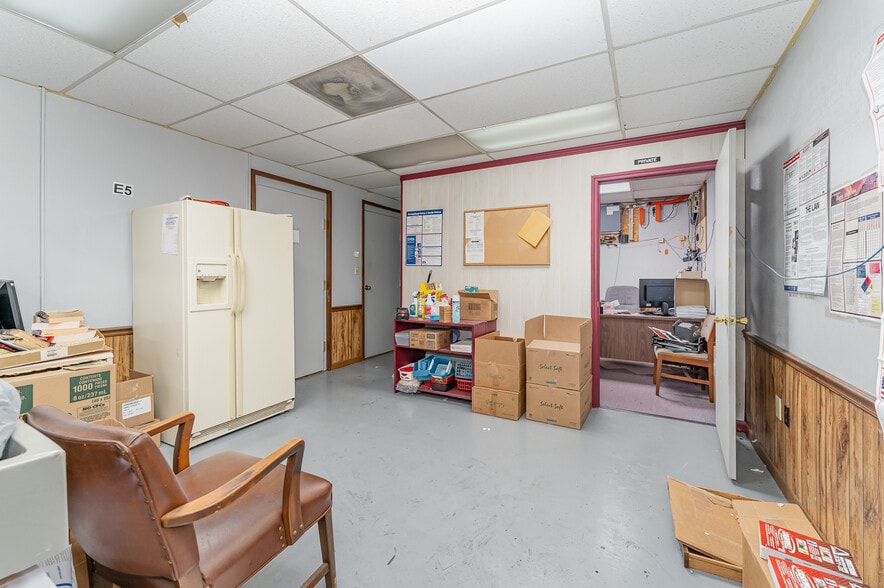 More Photos Of 4813 W Gate City Blvd, Greensboro Light Distribution For Sale