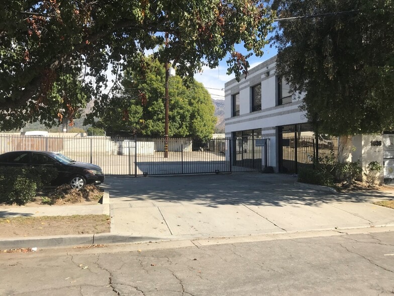 More Photos Of 1036 N Lake St, Burbank Service For Lease