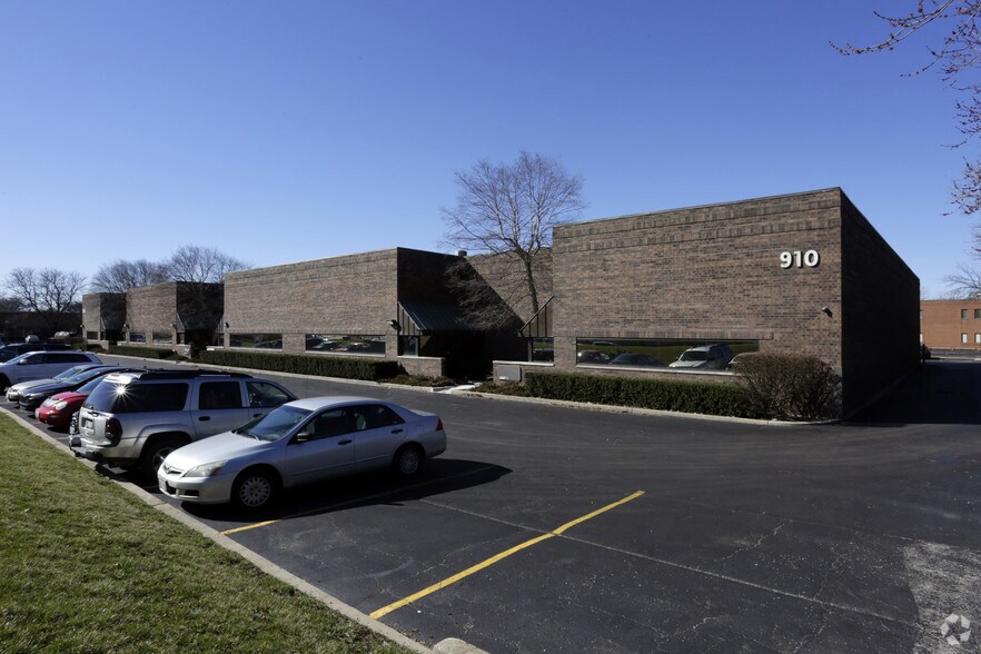 More Photos Of 910 Riverside Dr, Elmhurst Warehouse For Lease