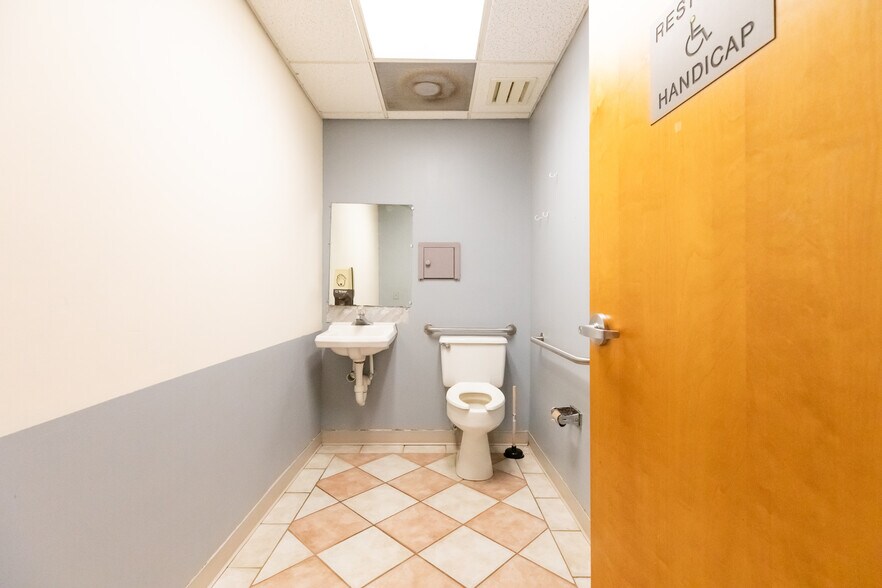 More Photos Of 640 S Walker St, Bloomington Medical For Sale