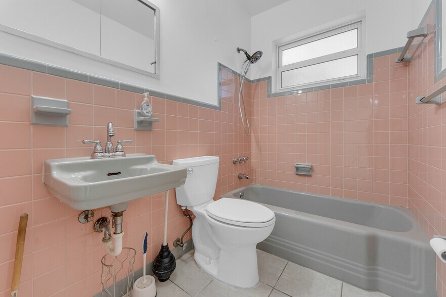 More Photos Of 5820 Sheridan St, Hollywood Office For Sale