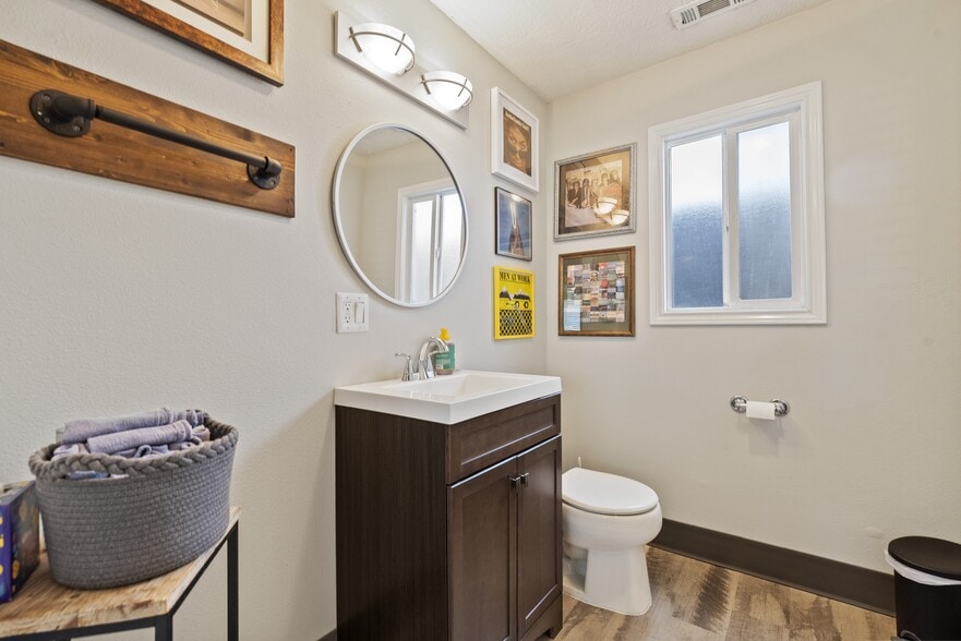 More Photos Of 124 E Pine Ave, Meridian Office For Sale