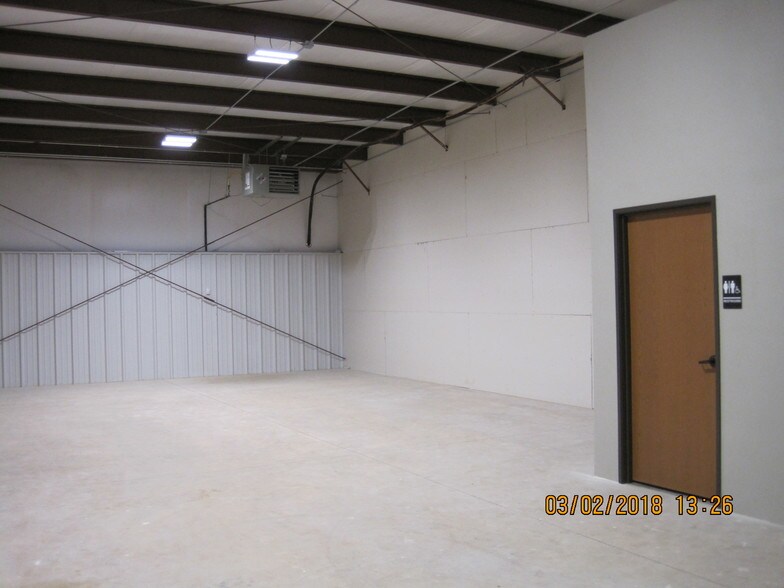 More Photos Of 14401 N Lincoln Blvd, Edmond Warehouse For Lease