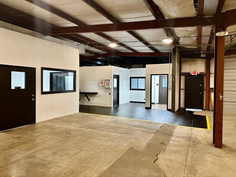 More Photos Of 210 Gravel St, Seguin Warehouse For Lease