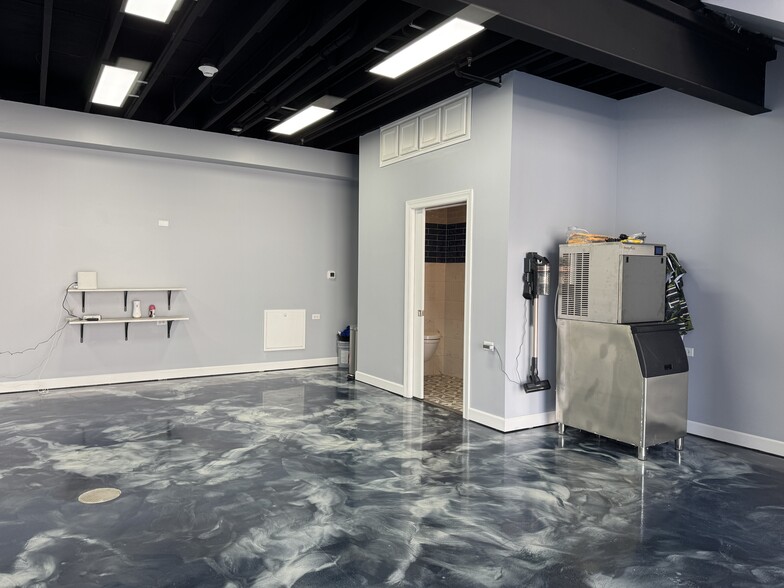 More Photos Of 2244 Ferry Rd, Naperville Flex For Sale