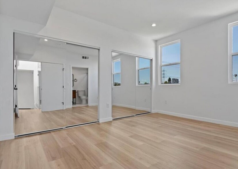 More Photos Of 5526 Blackwelder St, Los Angeles Apartments For Sale