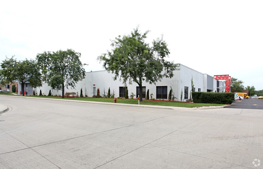 Primary Photo Of 3100-3150 Commercial Ave, Northbrook Manufacturing For Sale