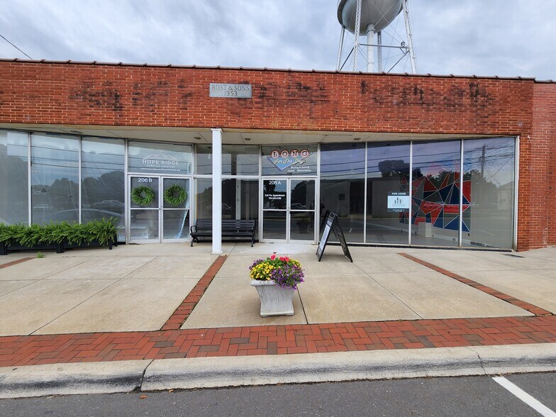 More Photos Of 206 E Main St, Rockwell Storefront Retail Office For Lease