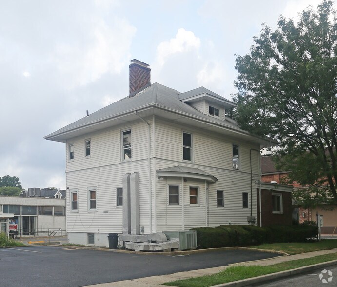 More Photos Of 330 Winthrop St, Westbury Office For Sale