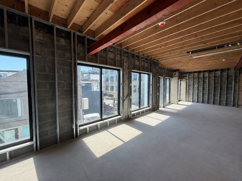 More Photos Of 237 N Old Woodward Ave, Birmingham Freestanding For Lease