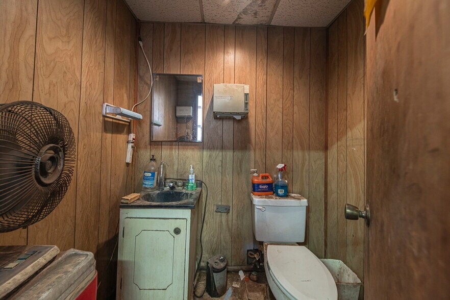 More Photos Of 708 S Colorado St, Midland Industrial For Sale