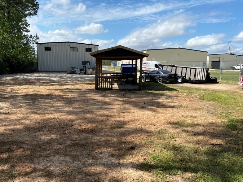 More Photos Of 4229 Interstate 45, Dickinson Light Distribution For Lease