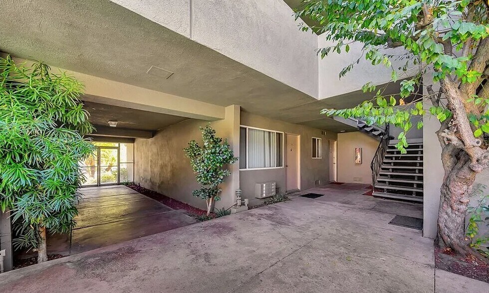 More Photos Of 6911 Haskell Ave, Van Nuys Apartments For Sale