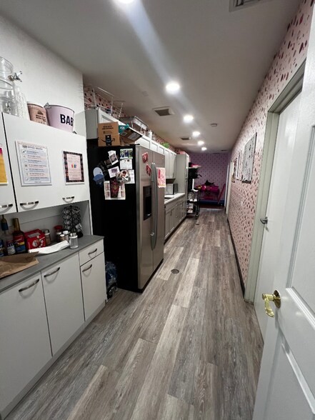 More Photos Of 2205 N Hollywood Way, Burbank Service For Sale