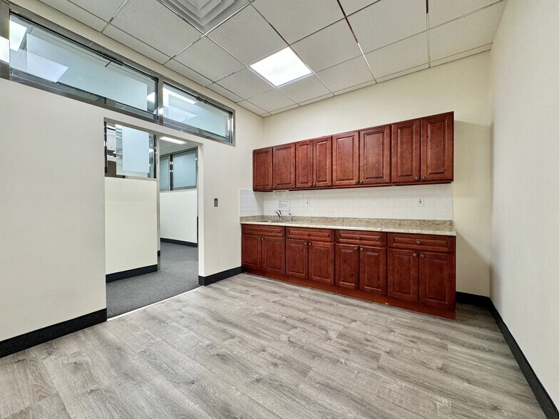 More Photos Of 25-21 49th St, Astoria Office For Lease