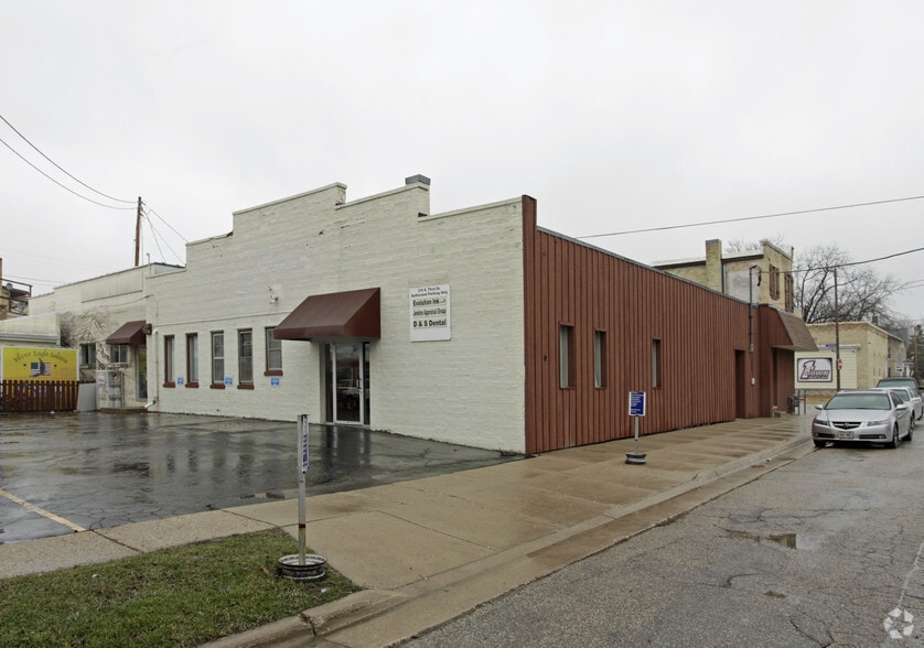 Primary Photo Of 216 S 3rd St, Watertown Storefront Retail Office For Lease