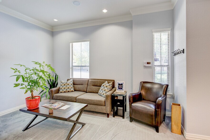 More Photos Of 7633 Bellaire Dr S, Fort Worth Medical For Sale