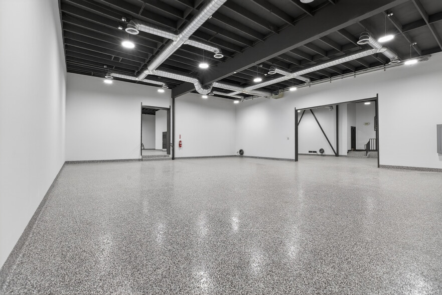 More Photos Of 703 S Main St, Burbank Showroom For Sale