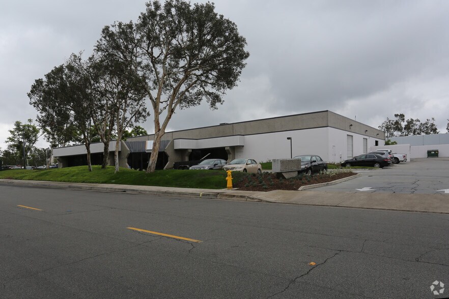 More Photos Of 8 Holland, Irvine Warehouse For Lease