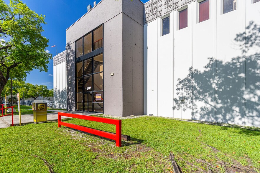 More Photos Of 1301 NW 89th Ct, Doral Warehouse For Lease