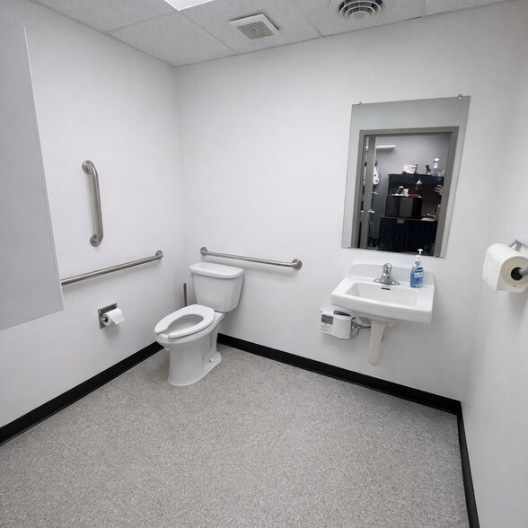 More Photos Of 100 Greenhill Ave, Wilmington Flex For Lease