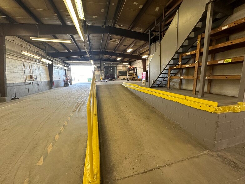 More Photos Of 1701 W County Line Rd, Springfield Manufacturing For Lease