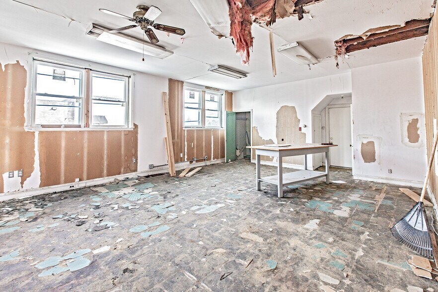 More Photos Of 16 S Maryland Ave, Wilmington General Retail For Sale